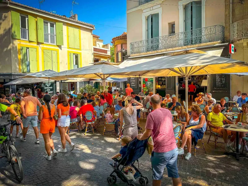 Terrasses de café un jour de marché dans l'Hérault