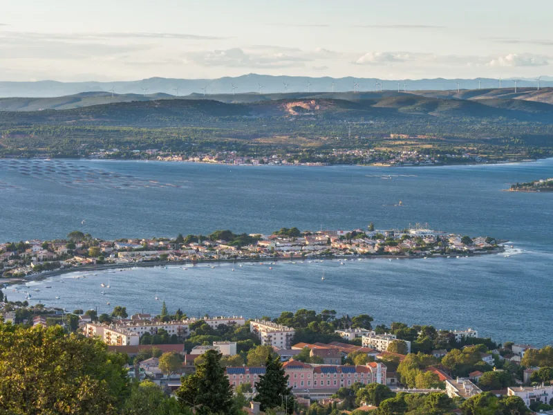 Vue sur Sète et l'étang de Thau